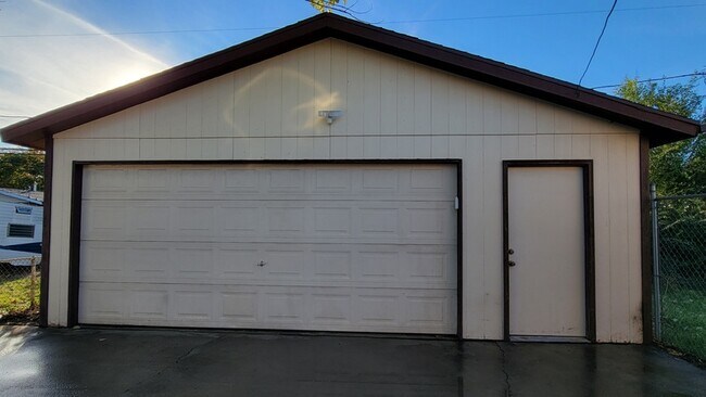 Building Photo - 1107 Topaz Dr