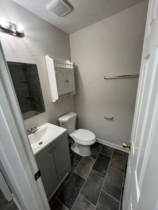 Building Photo - Renovated 2 bedroom 2 bath duplex in Snell...