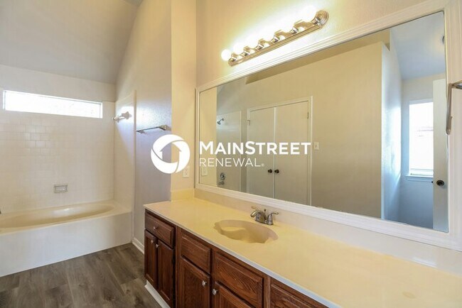 Building Photo - 3 Bedroom Pet-Friendly Home in HOUSTON, TX with Main Street Renewal