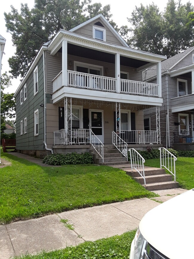 Building Photo - 715 E 4th St