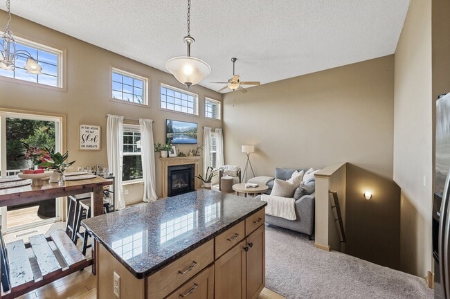 Building Photo - Spacious 3-Bedroom Townhome in Prime Savage/Prior Lake Location