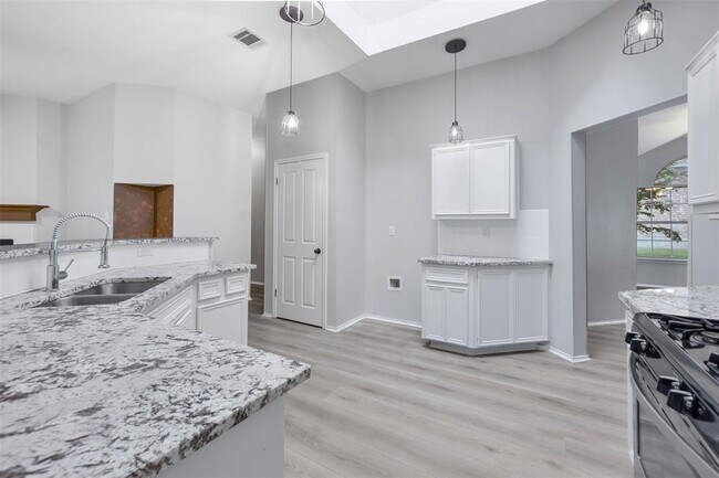 Building Photo - 1810 Coral Dr