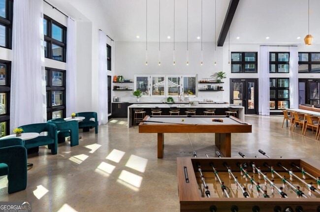 Building Photo - 5617 Oak St