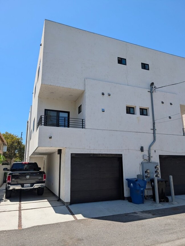 Building Photo - 4260 Laurel Canyon Blvd