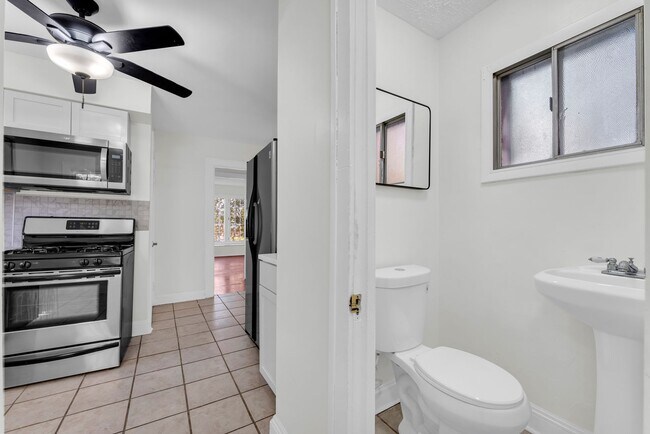 Building Photo - Beautiful Home in the Heart of Cleveland H...