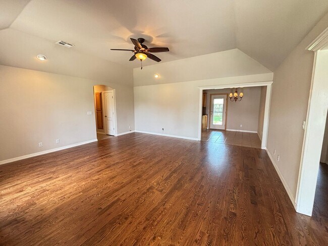 Building Photo - Awesome 3 bed/2bath/2 car Split floor plan in Southfork III!