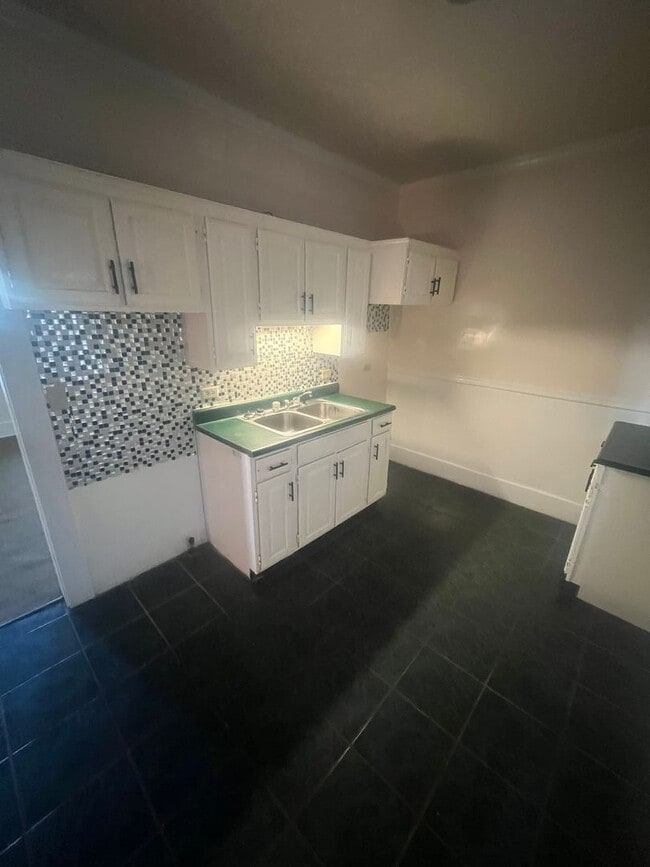 Building Photo - Large 4 Bedroom House with Garage