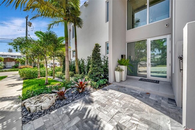 Building Photo - 544 N Victoria Park Rd