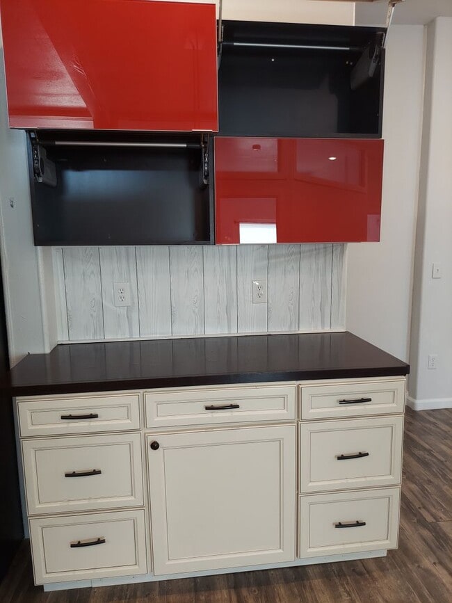 Building Photo - r221-7