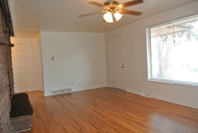 Building Photo - 2 bedroom/1 bathroom