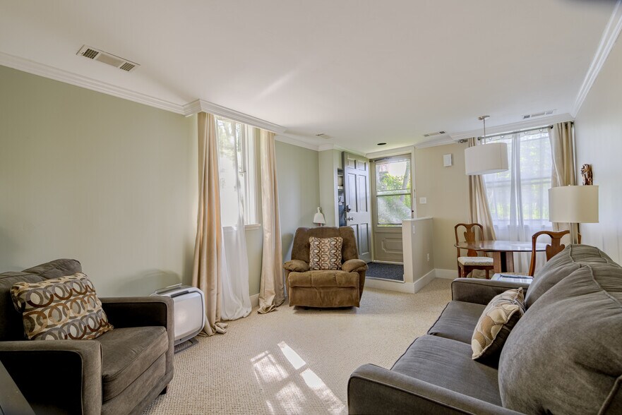 Building Photo - 2 Willets Pl