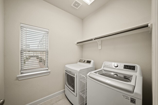 Building Photo - 2025 Cambridge Heights Pl