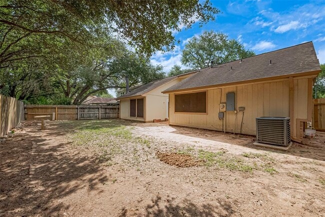 Building Photo - 2339 Loyanne Dr
