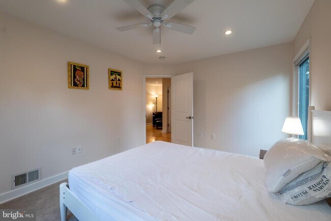 Building Photo - 4614 ROXBURY Dr