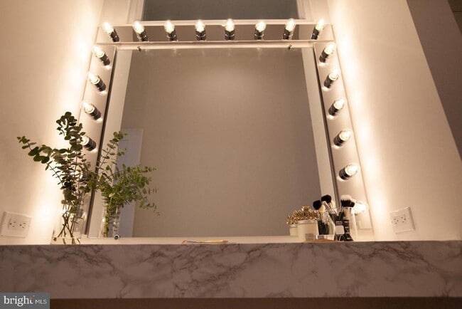 Building Photo - 2539 Collins St