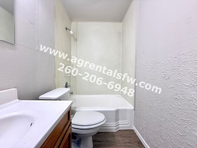 Building Photo - 2 Bedroom House