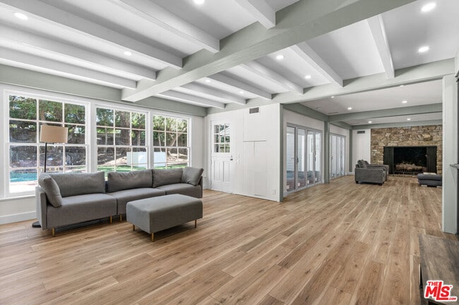 Building Photo - 926 N Alpine Dr