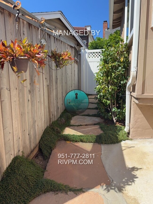 Building Photo - Incredible Gem! Ocean side of PCH with expansive views won't last long!