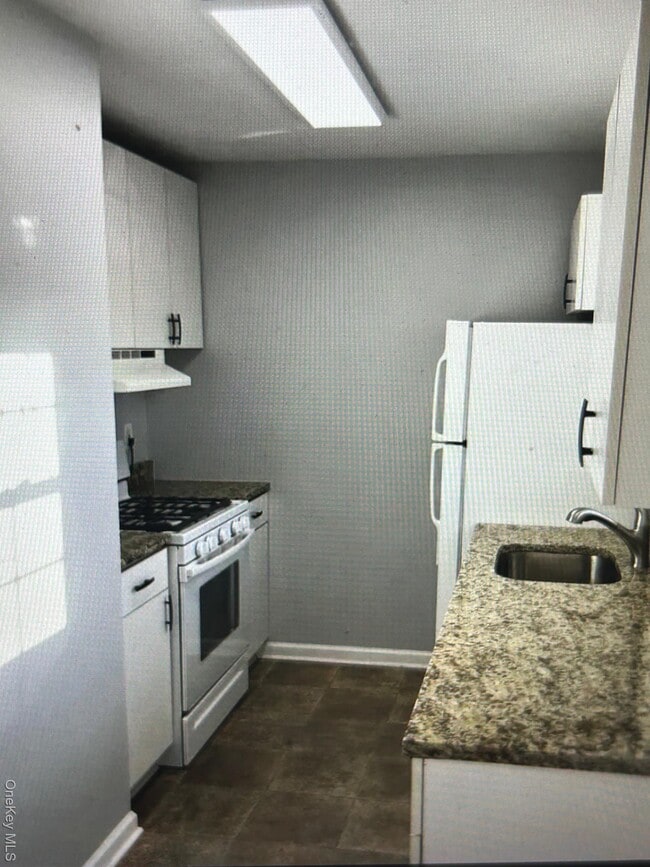 Building Photo - 8 Alpine Dr