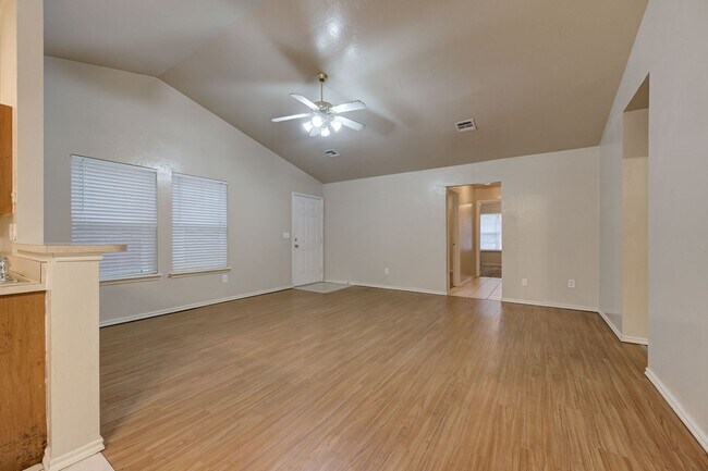 Building Photo - Gorgeous 3 bed 2 bath in Norman!