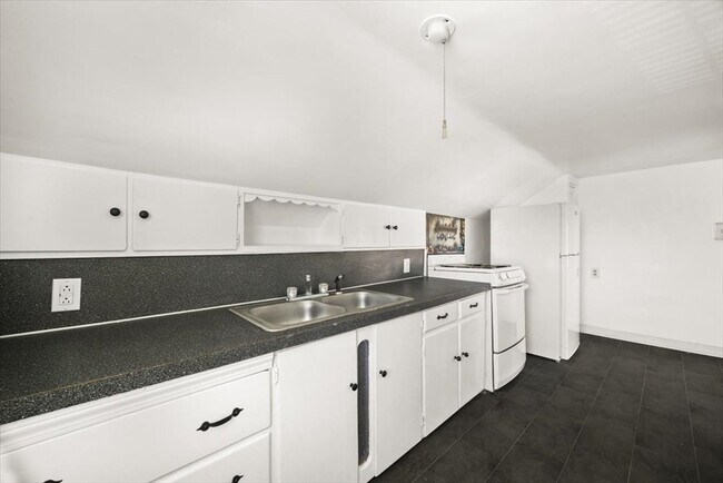 Building Photo - 1 Elm St