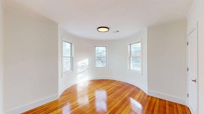 Building Photo - 391 Linwood Ave