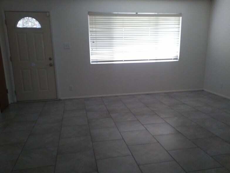 Living Room - 832 W 16th St