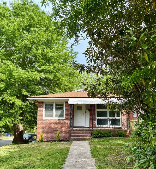 Building Photo - Spacious Home Near Downtown Durham