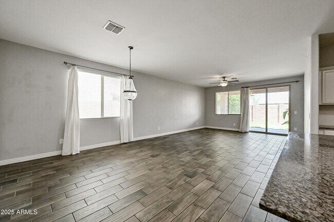 Building Photo - 2414 E Hazeltine Way