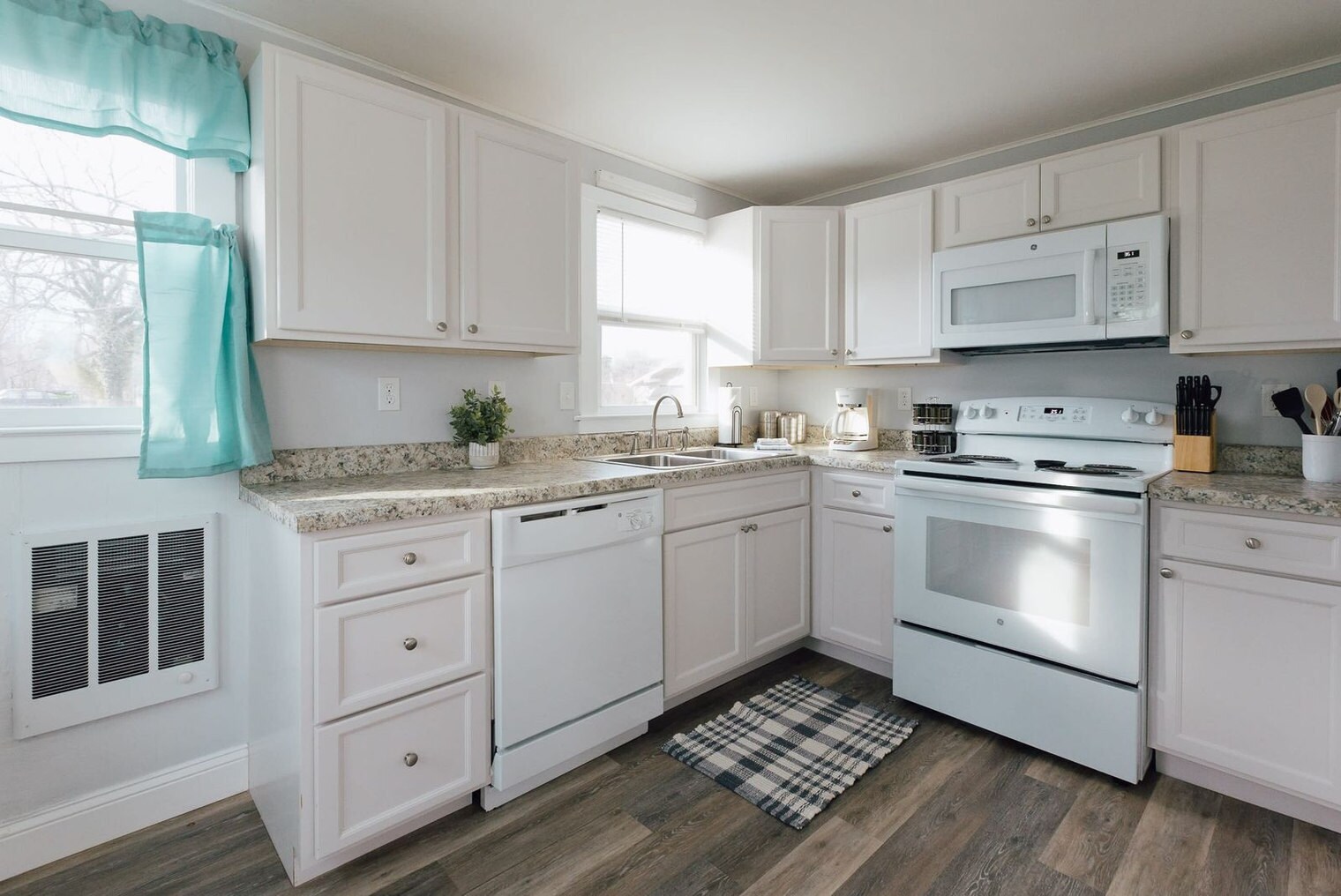 Building Photo - 905 Hill St