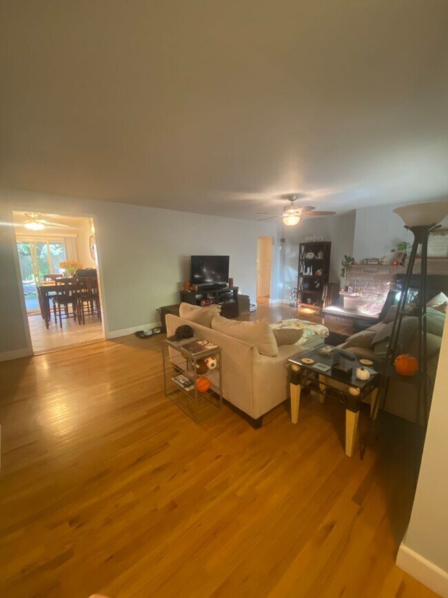 Building Photo - Charming 3 Bed, 1.5 Bath Home in Central F...