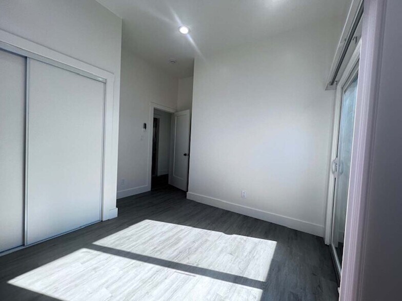 Building Photo - 724 37th St