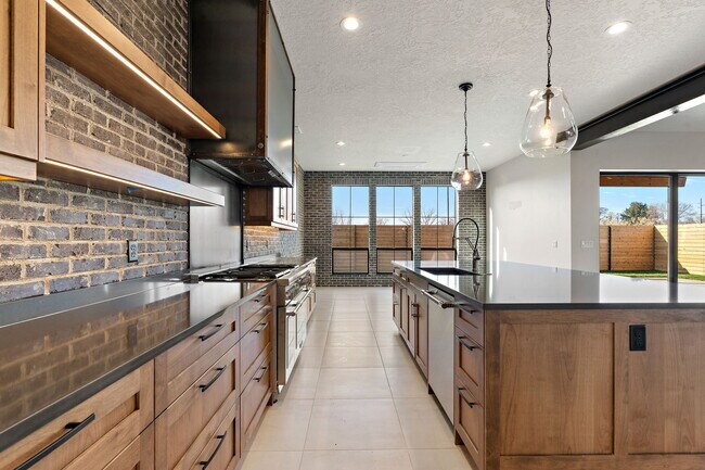 Building Photo - 98 S Carbon Rivet Ave