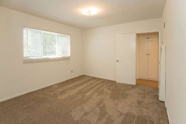 Building Photo - 145 N La Peer Dr