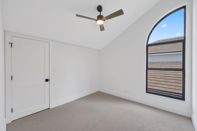 Building Photo - 542 Canoe Point