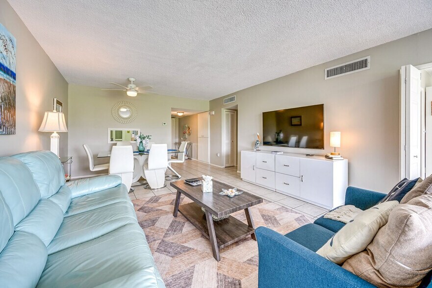 Building Photo - 7452 W Country Club Dr N