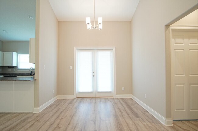 Building Photo - Gulf Breeze 3BR/2BA Townhome – Vaulted Cei...