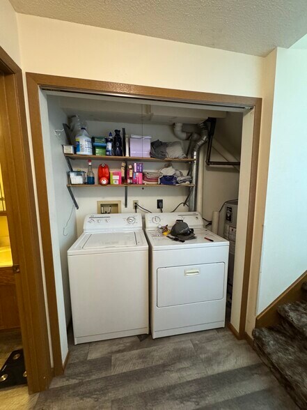 Washer/Dryer hook ups - 620 Lynn Dr