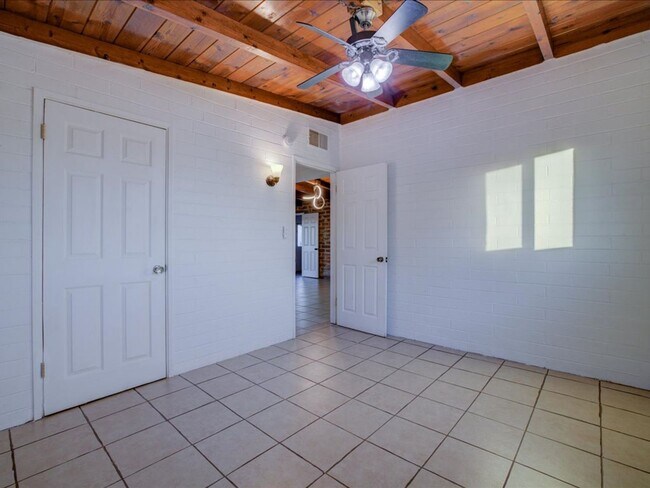 Building Photo - 3 Bedroom 1 Bathroom