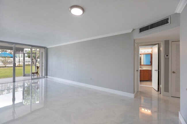 Building Photo - 1351 NE 191st St