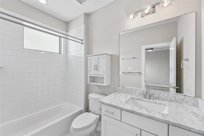 Building Photo - 5815 E Post Oak Ln