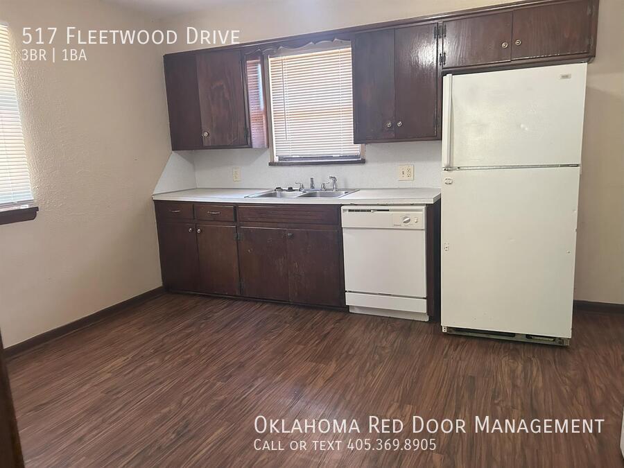 Building Photo - 517 Fleetwood Dr