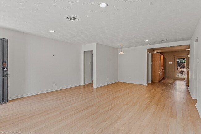 Building Photo - 1351 Dell Oak Dr