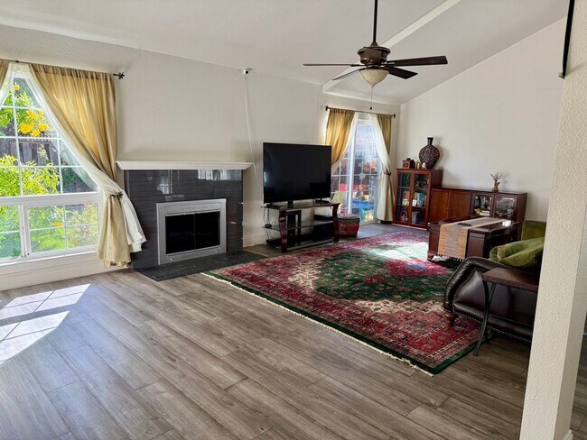 Building Photo - 726 Shawnee Ln