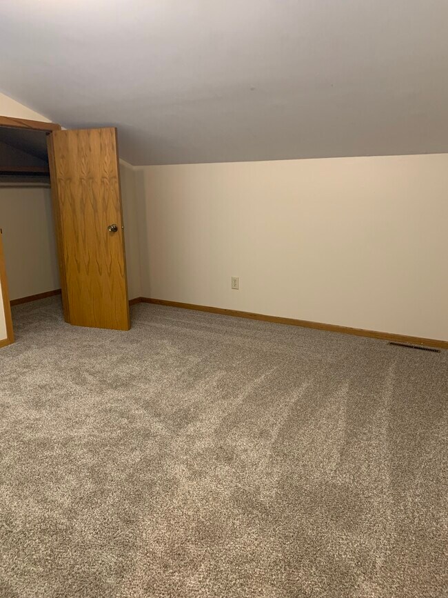 Upper Bedroom - 317 River St