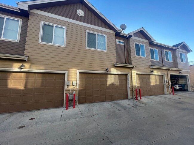 Building Photo - Townhome with great access to shopping, restauraunts and more!