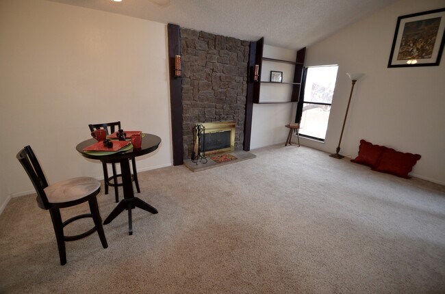 Building Photo - Large 1 Bedroom 1 bath with Loft!