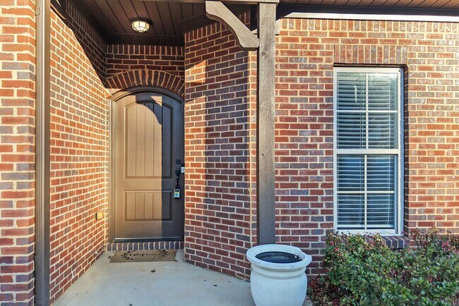 Building Photo - Like-New One-Level Brick Home with Private Patio