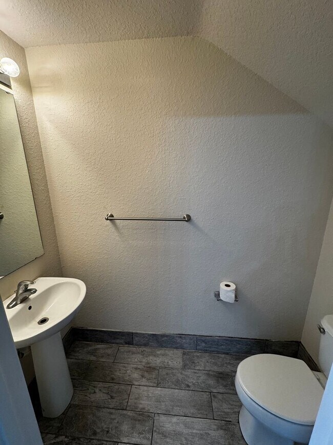 Building Photo - Beautiful 3BR/2.5BA Townhome with Water View in Fore Ranch