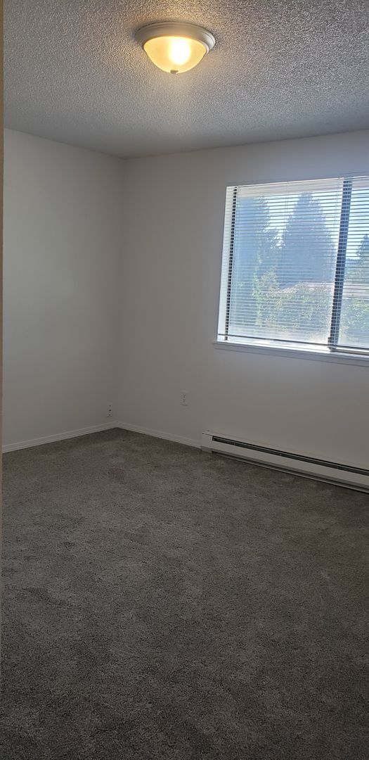 Building Photo - Nicely updated 3+ bedroom, 2 bath duplex